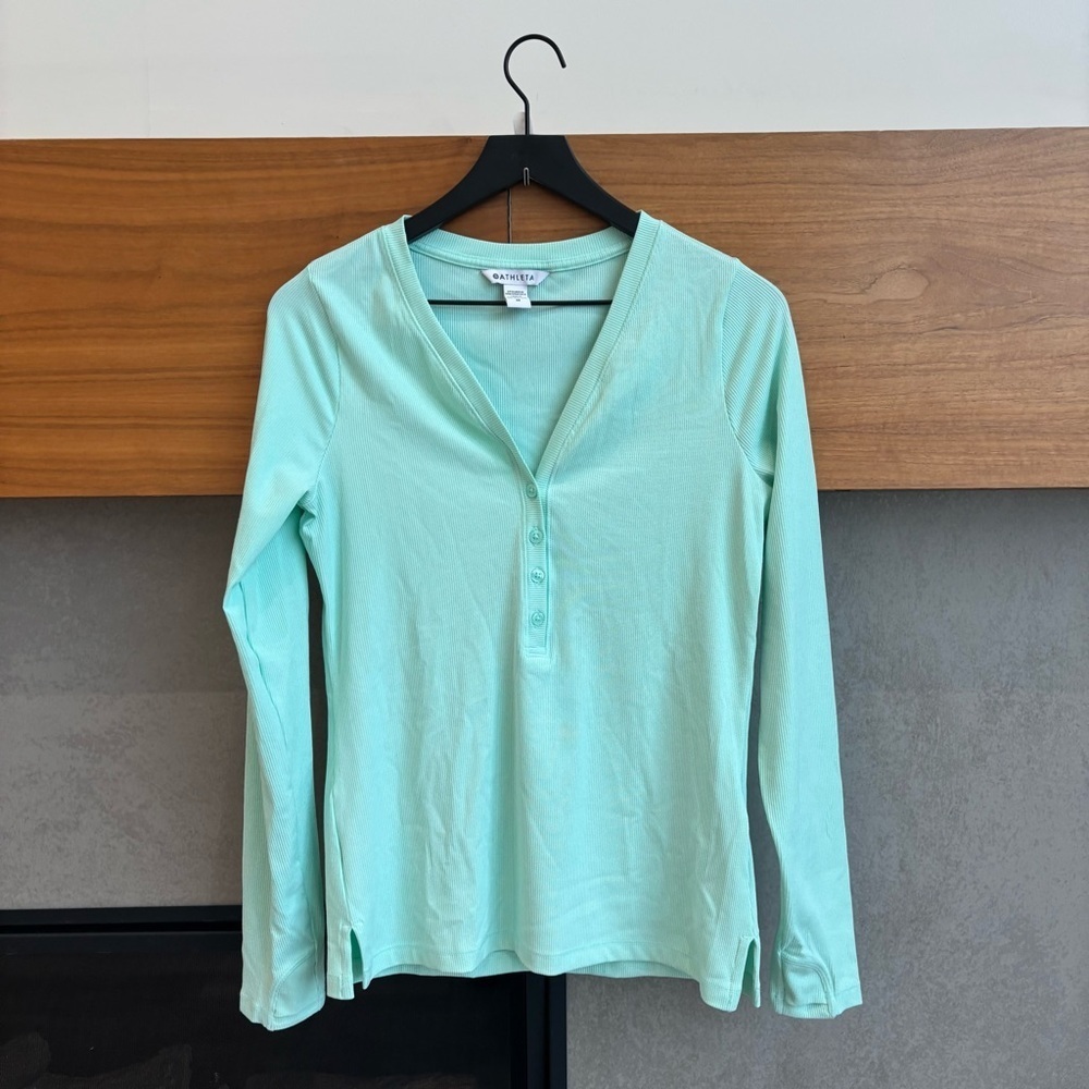 NWOT ATHLETA UPTEMPO‎ RIBBED HENLEY, SIZE M
